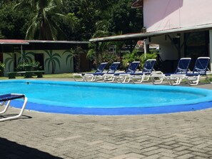 Outdoor pool - El Faro Beach Hostel (Quepos)