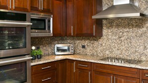 Suite | Private kitchen | Coffee/tea maker, full-size fridge, microwave, stovetop - Condominio Mountain View (San Rafael)
