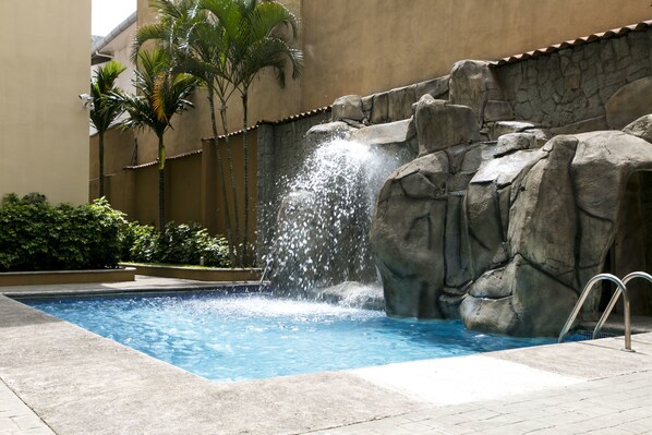 Una piscina al aire libre