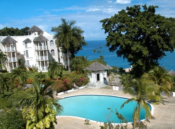 Outdoor pool - Sky Castles (Ocho Rios)