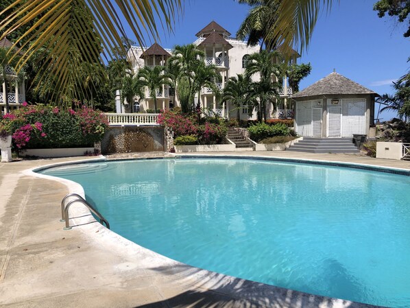 Una piscina al aire libre