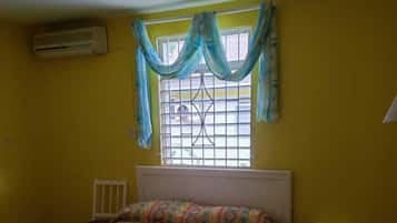 1 habitación, tabla de planchar con plancha y ropa de cama