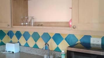 大型雪櫃/冰箱、微波爐、爐具、廚房用具/餐具/器皿