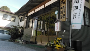 Un edificio con amplios ventanales y un letrero con caracteres japoneses.