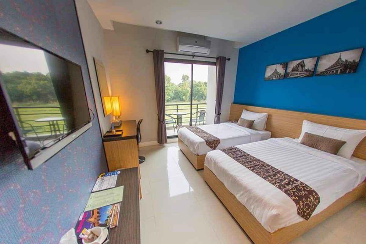 deluxe twin room | minibar, desk, rollaway beds, free wifi