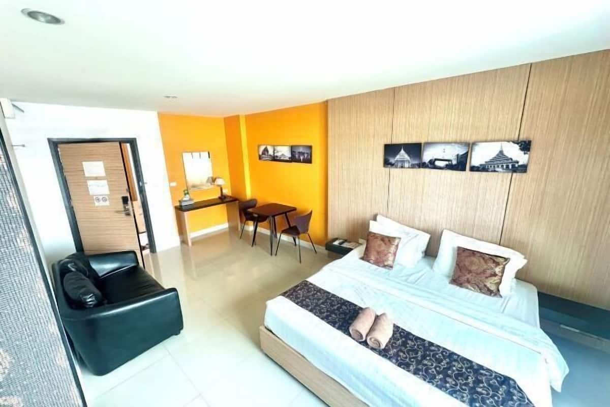 Minibar, desk, free WiFi
