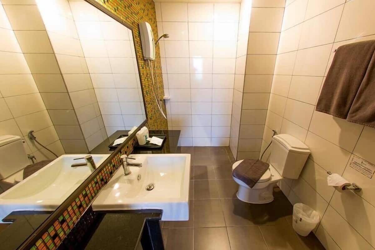 shower, free toiletries, towels