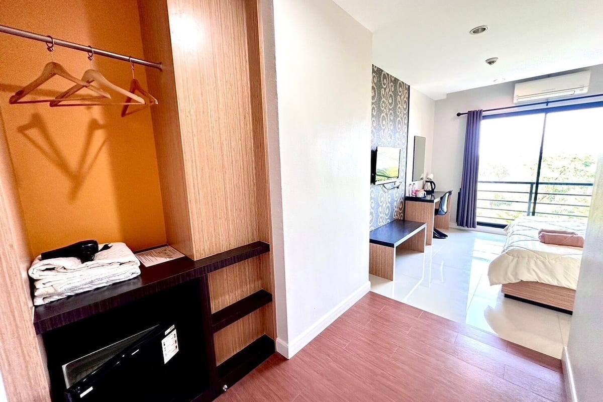 Minibar, meja kerja, tempat tidur lipat/tambahan, dan Wi-Fi gratis