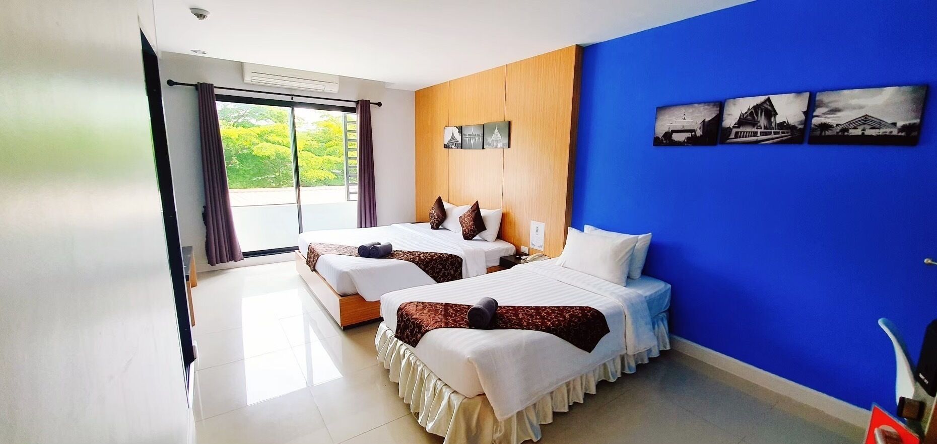 grand suite room | minibar, desk, rollaway beds, free wifi