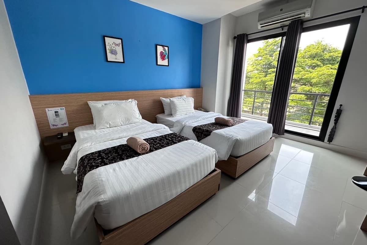 deluxe twin room | minibar, desk, rollaway beds, free wifi