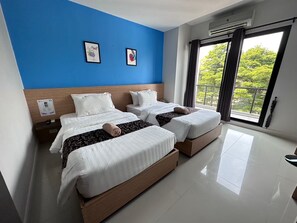 华丽双床房 | 迷你吧、办公桌、免费 WiFi