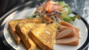 Un plato con sándwiches de queso a la plancha, una ensalada y una porción pequeña de carne.