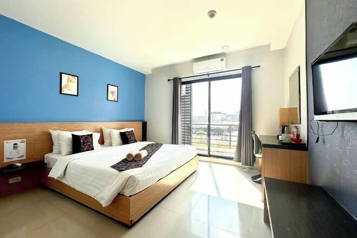 Minibar, desk, free WiFi