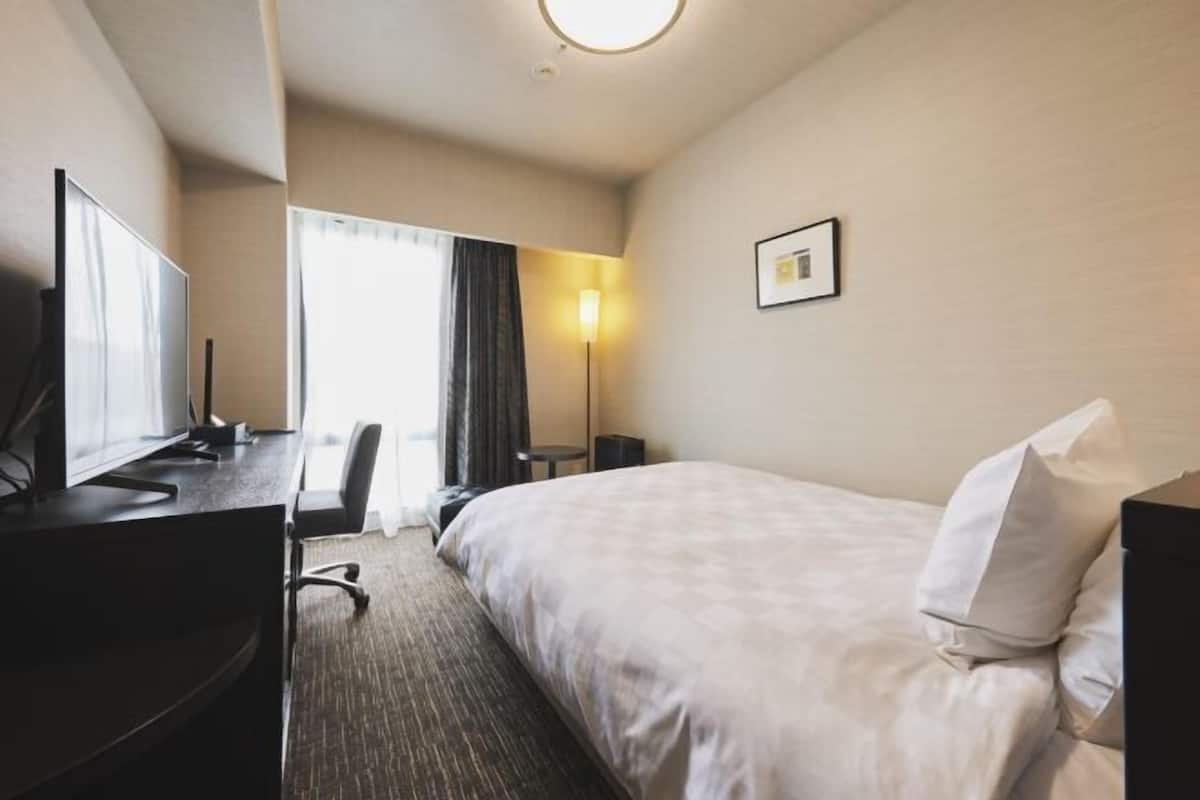 Desk, laptop workspace, iron/ironing board, free WiFi