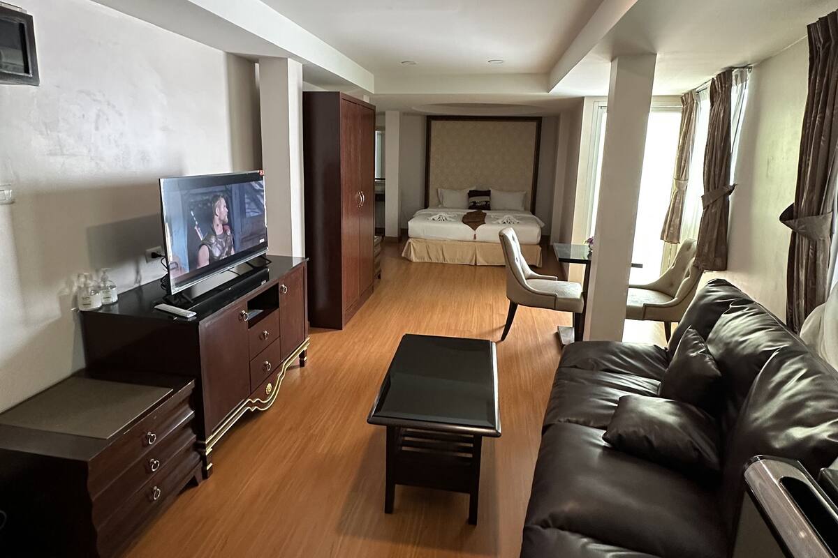 Suite with Jaccuzi | In-room safe, desk, free WiFi