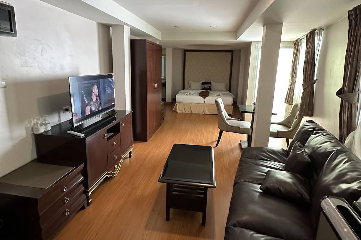 Suite with Jaccuzi | Una cassaforte in camera, una scrivania, Wi-Fi gratuito