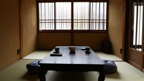 Suite (Garden, 2 Japanese futons) | 1 kamar tidur, setrika/meja setrika, Wi-Fi gratis, dan seprai linen