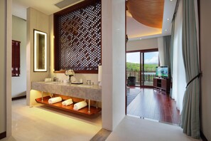 1 غرفة نوم وعناصر مجانية داخل الميني بار وخزنة داخل الغرفة ومكتب