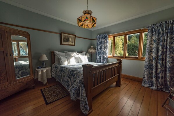 Egyptian cotton sheets, premium bedding, down duvets, pillow-top beds