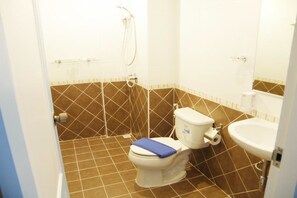 Shower, free toiletries, hair dryer, towels - Sooi-Tee Guest House 2 (Pattaya)
