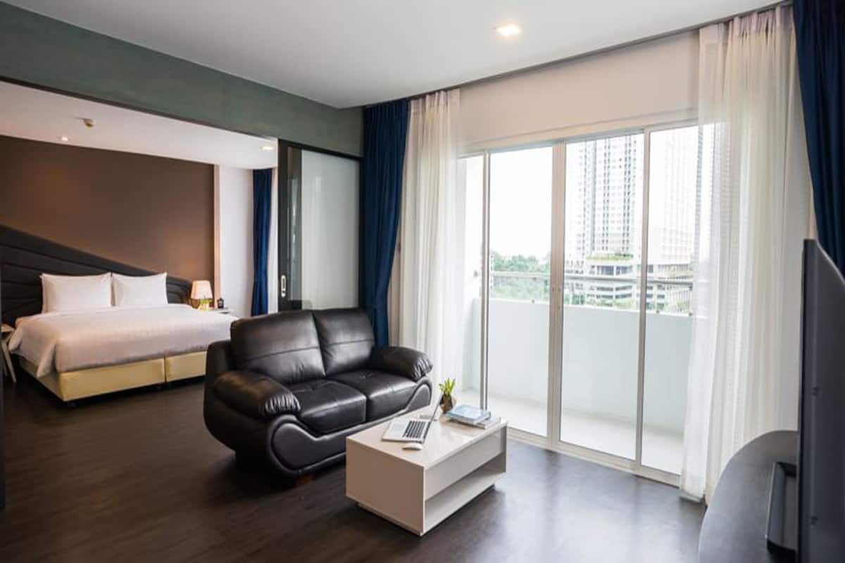 Suite with Spa Bathtub | Een minibar, een bureau, gratis wifi, beddengoed