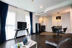 Suite with Spa Bathtub | Living area | Flat-screen TV - Blue Boat Hotel JC (Pattaya)