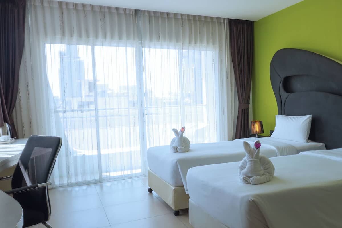 Een minibar, een bureau, gratis wifi, beddengoed