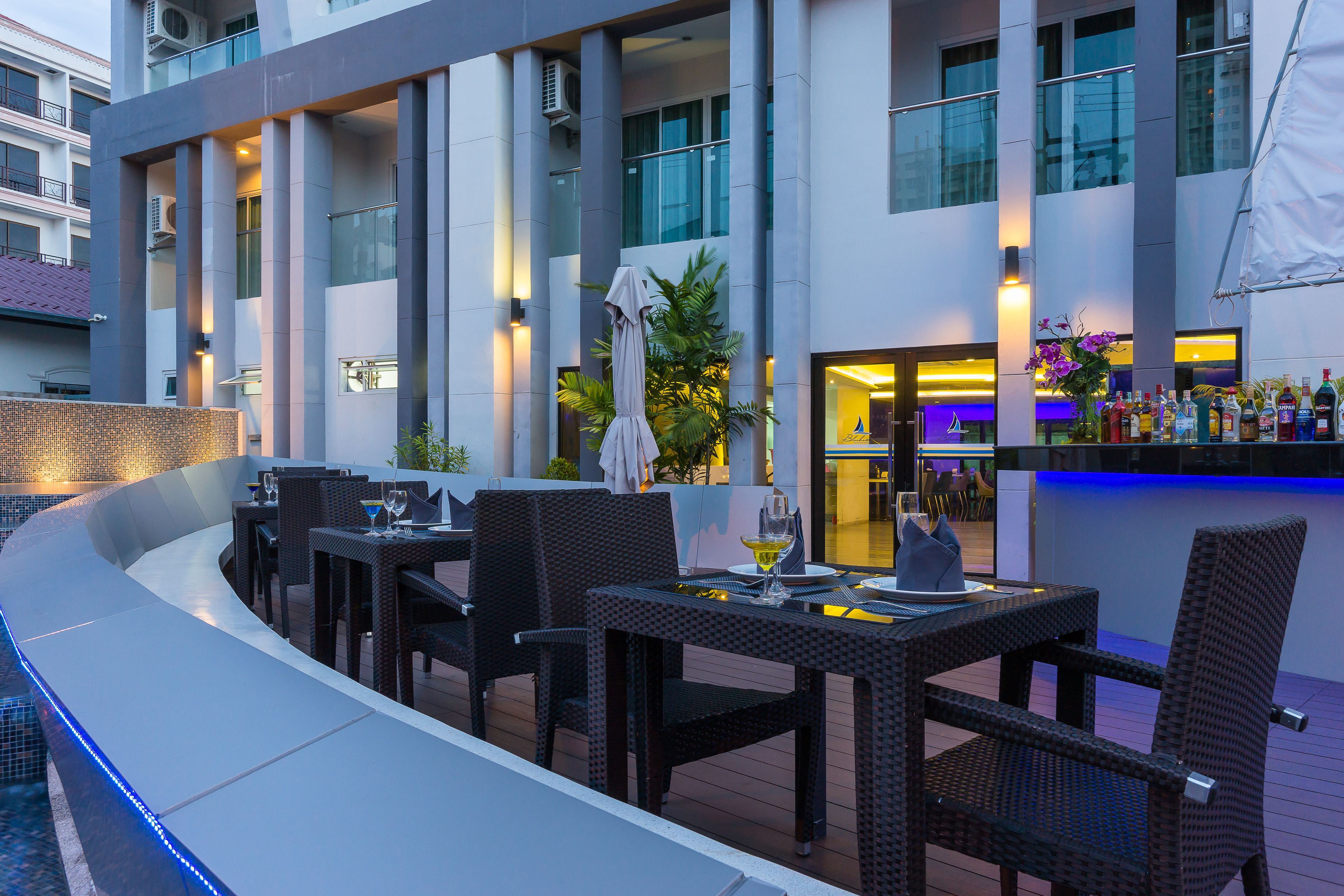 Breakfast, lunch and dinner served