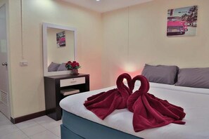 In-room safe, desk, free WiFi, bed sheets - Harrys Hotel, Bar & Restaurant (Pattaya)