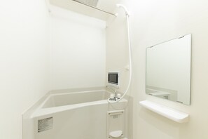 Double Room | Bathroom | Bathtub, free toiletries, towels - MUSUBI KYOTO Higashiyama Gojo (Kyoto)