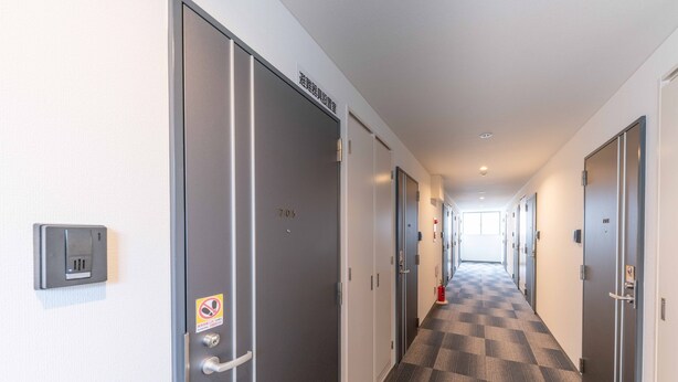 A hotel hallway with doors numbered 205 and 206, a fire alarm, and a no-smoking sign. - MUSUBI KYOTO Higashiyama Gojo (Kyoto)