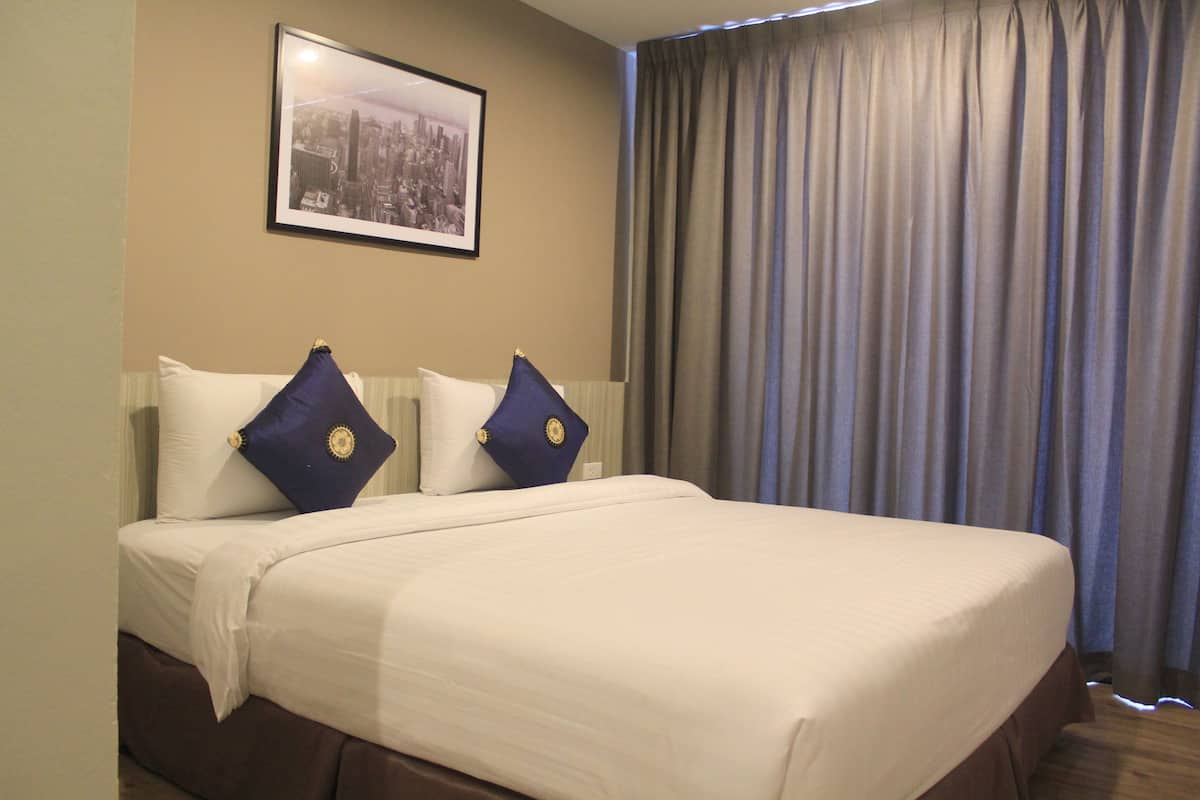 Estudio estándar, 1 cama doble, baño privado | Caja fuerte, escritorio, cortinas opacas y camas supletorias