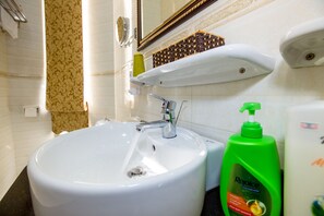Shower, free toiletries, hair dryer, slippers - Hạ Long Starlight Hotel (Ha Long)