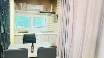 Deluxe Apartment | Private kitchen | Coffee/tea maker