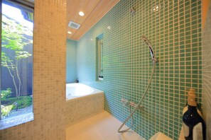 Townhouse One House Charter | Bathroom