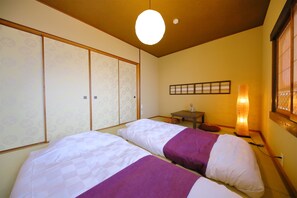 Townhouse One House Charter | 2 bedrooms, down comforters, desk, iron/ironing board - Machiya Oozora (Kyoto)