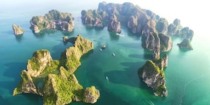 Vista aérea de una zona costera con numerosas islas rocosas rodeadas de aguas azules cristalinas.