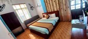 Deluxe Double Room | Down comforters, pillowtop beds, minibar, individually furnished - Alex Ha Long Hotel (Ha Long)