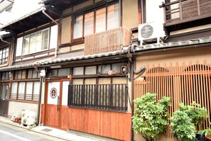 Exterior detail - KYOMACHIYA NO YADO 794inn KIYOMIZUGOJO (Kyoto)