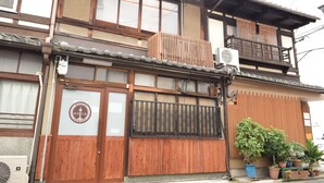 A traditional Japanese building with a wooden facade, large windows, and a balcony. - KYOMACHIYA NO YADO 794inn KIYOMIZUGOJO (Kyoto)