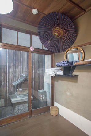 Combined shower/bathtub, free toiletries, hair dryer, slippers