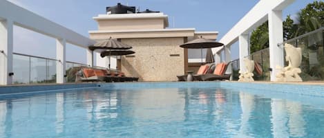 Piscine extérieure, chaises longues