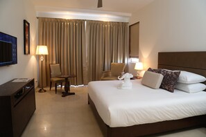 Premium bedding, minibar, in-room safe, desk - Lemon Tree Hotel Candolim Goa (Candolim)
