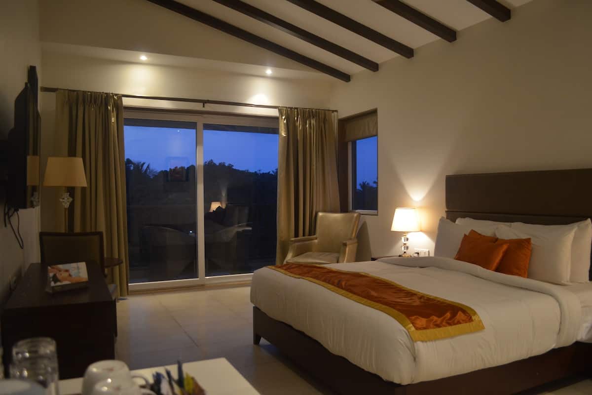 أغطية فراش متميزة وميني بار وخزنة داخل الغرفة ومكتب