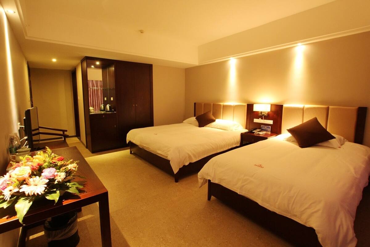 Premium bedding, desk, blackout curtains, free WiFi