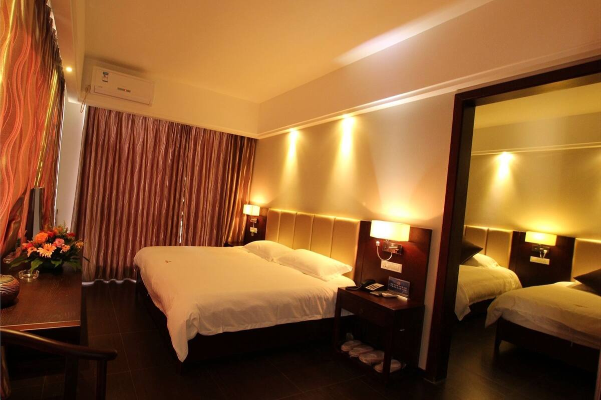 Premium bedding, desk, blackout curtains, free WiFi