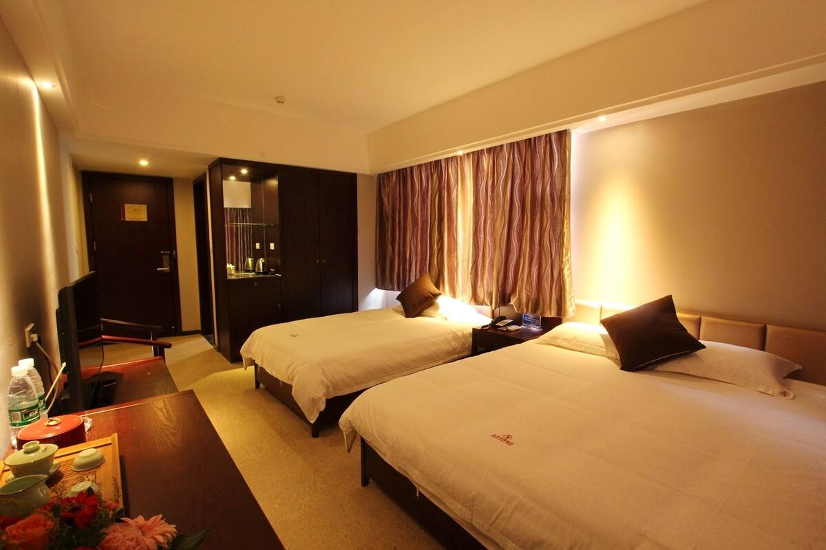 Premium bedding, desk, blackout curtains, free WiFi