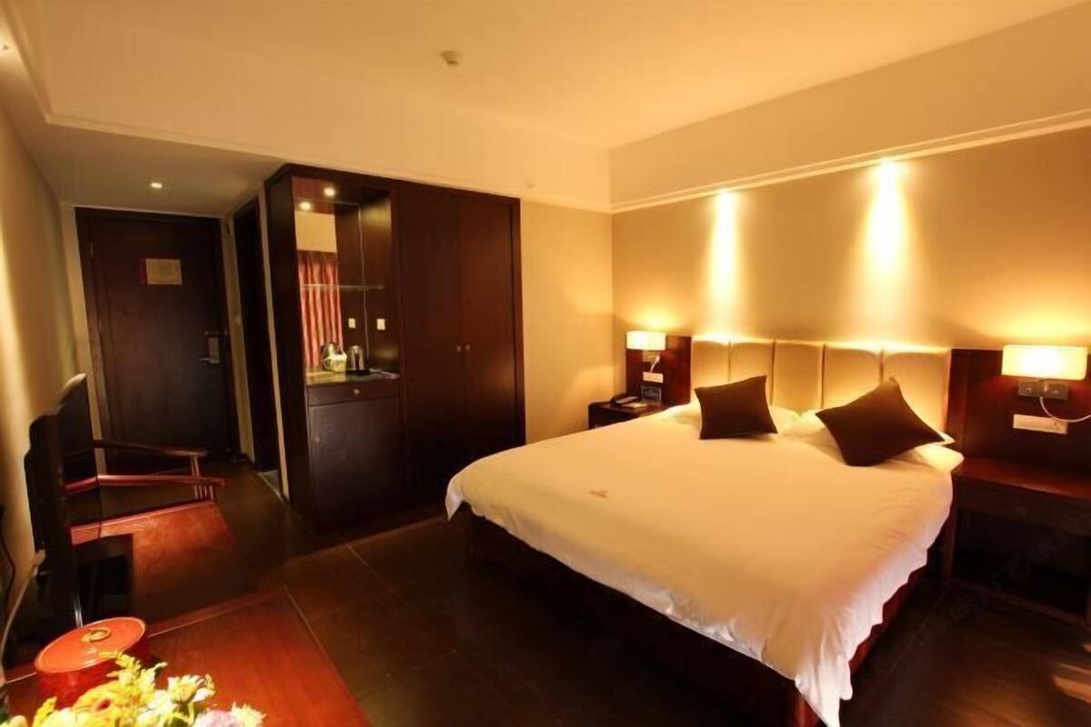 Premium bedding, desk, blackout curtains, free WiFi