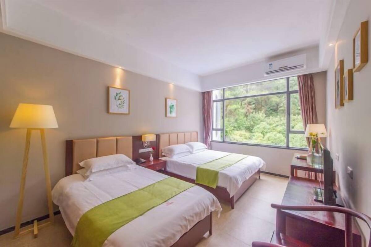 Premium bedding, desk, blackout curtains, free WiFi