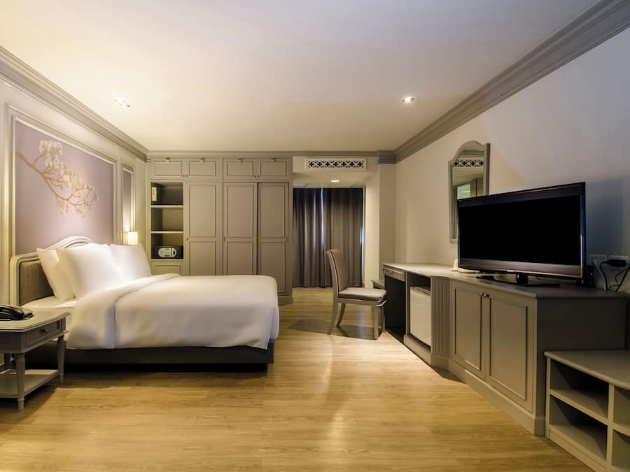 Quarto luxo | Roupas de cama premium, cofres nos quartos, escrivaninha